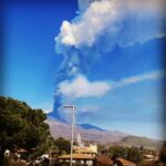 Eruzione Etna, l’attività del vulcano si intensifica: in corso il 12° parossismo, fontana di lava di 500 metri e nube eruttiva alta oltre 8 km, ricaduta di cenere in direzione est [FOTO LIVE]