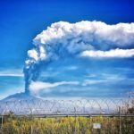 Eruzione Etna, l’attività del vulcano si intensifica: in corso il 12° parossismo, fontana di lava di 500 metri e nube eruttiva alta oltre 8 km, ricaduta di cenere in direzione est [FOTO LIVE]