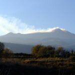 Eruzione Etna: il vulcano si prepara per un nuovo spettacolo? In corso attività stromboliana, tremore in aumento [FOTO LIVE]