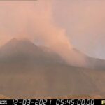 Eruzione Etna: il vulcano si prepara per un nuovo spettacolo? In corso attività stromboliana, tremore in aumento [FOTO LIVE]