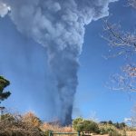 Etna, le bombe vulcaniche eruttate domenica hanno distrutto macchine e innescato un incendio sul Monte Rinatu: determinanti le condizioni meteo