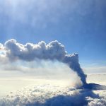 Etna, lo spettacolo dell’8° parossismo in diretta: le FOTO dall’aereo, nube di cenere verso Catania