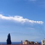 Eruzione Etna, l’attività del vulcano si intensifica: in corso il 12° parossismo, fontana di lava di 500 metri e nube eruttiva alta oltre 8 km, ricaduta di cenere in direzione est [FOTO LIVE]