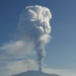 Eruzione Etna, nuovo spettacolare parossismo in corso: fontana di lava alta 500 metri, colonna eruttiva di 12 km [FOTO LIVE]