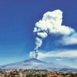 Eruzione Etna, nuovo spettacolare parossismo in corso: fontana di lava alta 500 metri, colonna eruttiva di 12 km [FOTO LIVE]