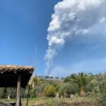 Eruzione Etna, nuovo spettacolare parossismo in corso: fontana di lava alta 500 metri, colonna eruttiva di 12 km [FOTO LIVE]