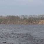 Germania, enorme frana genera tsunami nel lago Knappensee: gravi danni [FOTO e VIDEO]