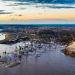 Germania, enorme frana genera tsunami nel lago Knappensee: gravi danni [FOTO e VIDEO]