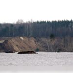 Germania, enorme frana genera tsunami nel lago Knappensee: gravi danni [FOTO e VIDEO]