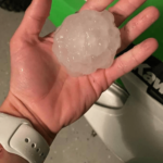 Meteo, violente tempeste di grandine in Texas: chicchi grossi come uova distruggono le auto [FOTO e VIDEO]