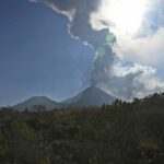 Nuova eruzione del vulcano Pacaya, pioggia di cenere in Guatemala: chiuso l’aeroporto della capitale [FOTO e VIDEO]