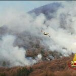 Incendi Piemonte, il clima secco e mite e il forte vento alimentano le fiamme: +15°C a Torino, vento a 115km/h in quota [FOTO e VIDEO]