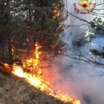 Incendi Piemonte, il clima secco e mite e il forte vento alimentano le fiamme: +15°C a Torino, vento a 115km/h in quota [FOTO e VIDEO]