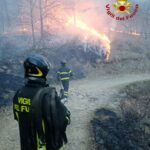 Incendi Piemonte, il clima secco e mite e il forte vento alimentano le fiamme: +15°C a Torino, vento a 115km/h in quota [FOTO e VIDEO]