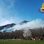 Incendi Piemonte, il clima secco e mite e il forte vento alimentano le fiamme: +15°C a Torino, vento a 115km/h in quota [FOTO e VIDEO]