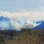 Fiamme nei boschi del Monte Musinè, alimentate dal forte vento: 2° incendio in pochi giorni nel Torinese [FOTO]