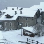 Meteo, 50-60cm di neve in Valle d’Aosta: pericolo forte di valanghe nel nord-ovest della regione [FOTO]