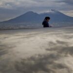 Meteo, scenario suggestivo stamattina nel Napoletano: il Vesuvio è ricoperto di neve [FOTO]