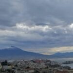 Meteo, scenario suggestivo stamattina nel Napoletano: il Vesuvio è ricoperto di neve [FOTO]