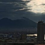 Meteo, scenario suggestivo stamattina nel Napoletano: il Vesuvio è ricoperto di neve [FOTO]