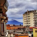 Meteo, scenario suggestivo stamattina nel Napoletano: il Vesuvio è ricoperto di neve [FOTO]