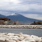 Meteo, scenario suggestivo stamattina nel Napoletano: il Vesuvio è ricoperto di neve [FOTO]