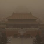 Cina, imponente tempesta di sabbia dal deserto del Gobi e inquinamento soffocante: Pechino diventa “gialla” [FOTO]