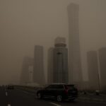 Cina, imponente tempesta di sabbia dal deserto del Gobi e inquinamento soffocante: Pechino diventa “gialla” [FOTO]