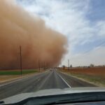 Meteo, enorme tempesta di sabbia ingloba il Texas: cielo oscurato in pieno giorno e visibilità a zero [FOTO e VIDEO]