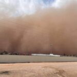 Meteo, enorme tempesta di sabbia ingloba il Texas: cielo oscurato in pieno giorno e visibilità a zero [FOTO e VIDEO]