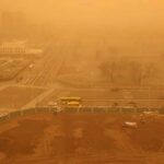 Cina, imponente tempesta di sabbia dal deserto del Gobi e inquinamento soffocante: Pechino diventa “gialla” [FOTO]