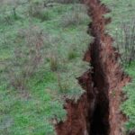 Forti scosse di terremoto in Grecia: gravi danni e crepe nel terreno, “cedimenti di 30-40 cm” [FOTO]