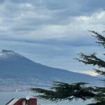 Meteo, scenario suggestivo stamattina nel Napoletano: il Vesuvio è ricoperto di neve [FOTO]