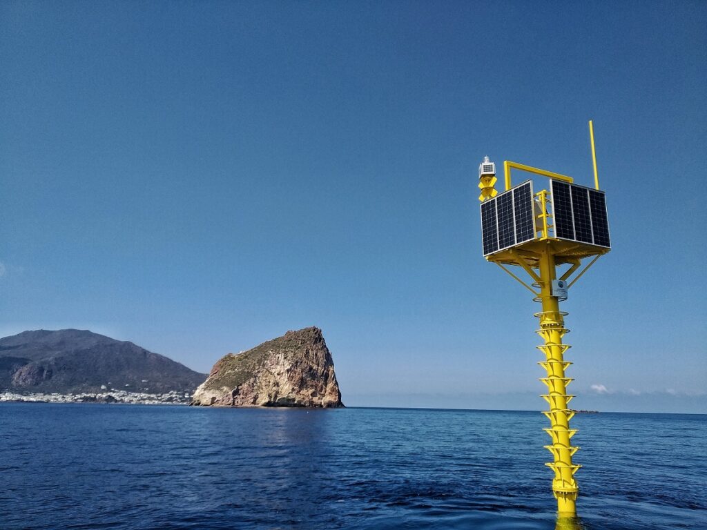 La meda a palo posizionata dall’INGV al largo dell’isola di Panarea