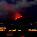 Eruzione Etna, maestoso 17° parossismo in corso: spettacolare fontana di lava illumina la notte, nube di cenere alta 7km [FOTO e VIDEO]