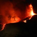 Eruzione Etna, maestoso 17° parossismo in corso: spettacolare fontana di lava illumina la notte, nube di cenere alta 7km [FOTO e VIDEO]