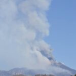 Eruzione Etna, il 17° parossismo prosegue: la nube eruttiva ha superato i 9 km, chiuso lo spazio aereo [FOTO]