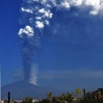 Eruzione Etna, il 17° parossismo prosegue: la nube eruttiva ha superato i 9 km, chiuso lo spazio aereo [FOTO]