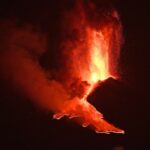 Eruzione Etna, il 17° parossismo prosegue: la nube eruttiva ha superato i 9 km, chiuso lo spazio aereo [FOTO]