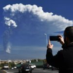 Eruzione Etna, il 17° parossismo prosegue: la nube eruttiva ha superato i 9 km, chiuso lo spazio aereo [FOTO]