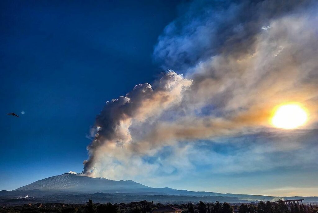 eruzione etna oggi cenere