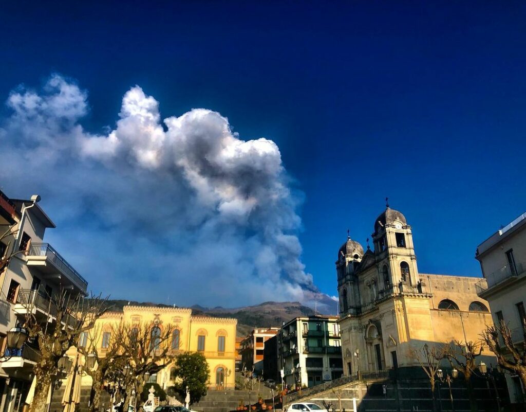 eruzione etna oggi cenere