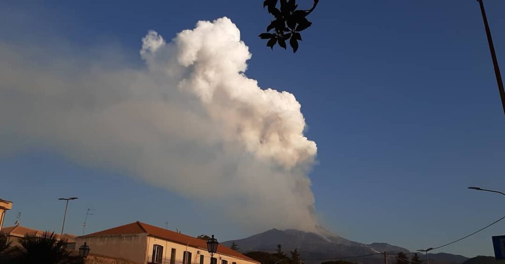 eruzione etna oggi cenere