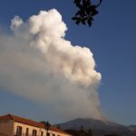 Eruzione Etna: pioggia di cenere su Catania, possibili ritardi all’aeroporto Fontanarossa [FOTO]