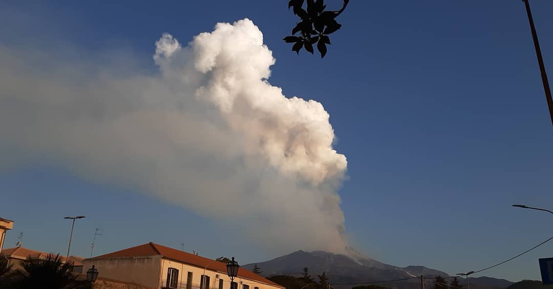 eruzione etna oggi cenere