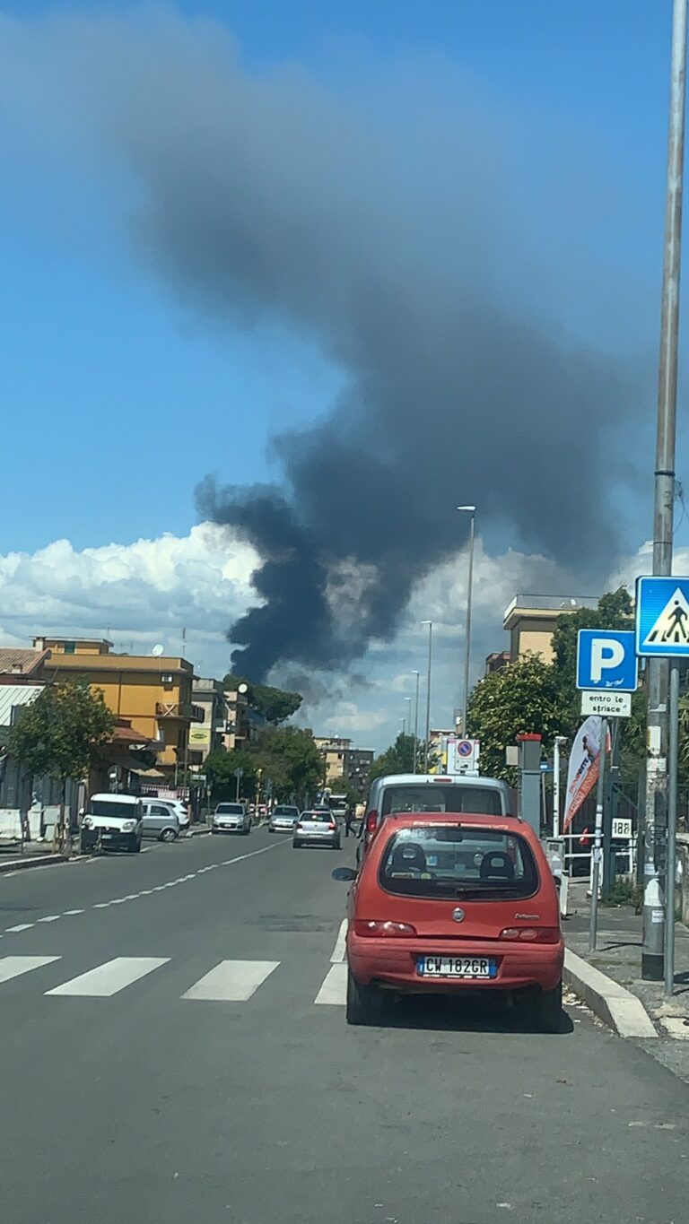 Incendio Roma, Enorme Colonna Di Fumo Nero A Tor Cervara: Capannone In ...