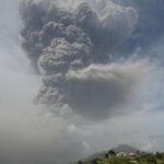 Potente esplosione del vulcano La Soufrière: pioggia di cenere sull’isola caraibica di St. Vincent, soffocata dall’odore di zolfo [FOTO]