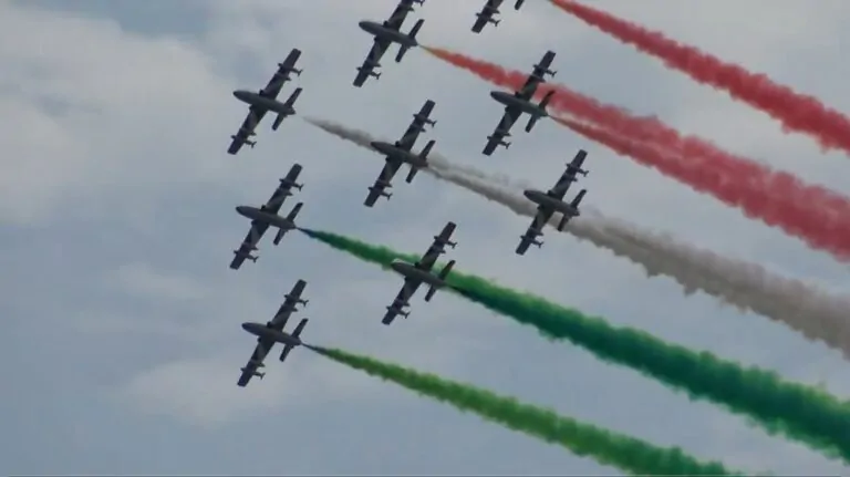 Frecce Tricolori in volo dopo la tragedia: passaggio sopra la città alle 14  - Bolzano - Alto Adige