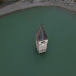 Il livello delle acque del lago si abbassa e riaffiora il paese sommerso di Resia [FOTO]