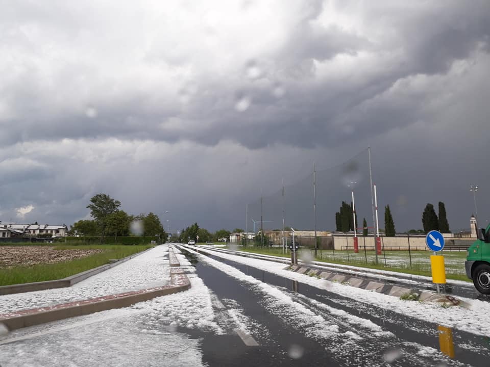 Maltempo violenti temporali in Veneto devastante grandinata